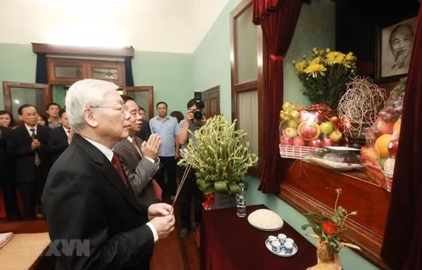 Tổng Bí thư, Chủ tịch nước Nguyễn Phú Trọng dâng hương, tưởng nhớ và tri ân công lao to lớn của Chủ tịch Hồ Chí Minh. Ảnh: TTXVN