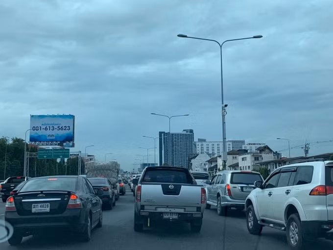 Để tránh việc khó khăn khi di chuyển đến sân, các CĐV cần đến sớm. Ảnh: Hữu Phương