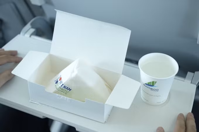 Bữa ăn nhẹ trên chuyến bay được Bamboo Airways trang trí đặc biệt nhân dịp kỉ niệm quốc khánh mùng 2/9.