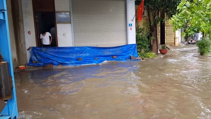 Nhiều nhà dân bên đường ở tỉnh Nghệ An bị nước tràn vào nhà