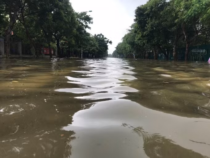 Mưa liên tiếp kéo dài khiến nhiều tuyến đường ở TP Vinh (Nghệ An) ngập nặng