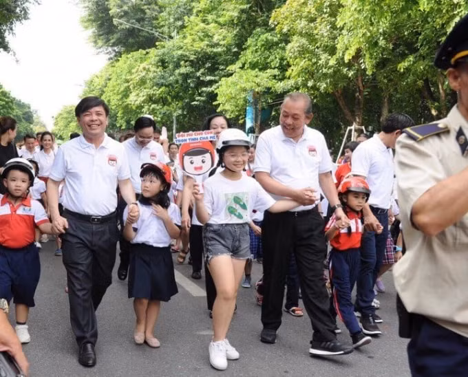 Phó Thủ tướng Thường trực Trương Hòa Bình cùng nhiều đại biểu, các em học sinh, phụ huynh cùng tham gia chương trình đi bộ đồng hành quanh hồ Hoàn Kiếm. Ảnh: Nam Khánh - Trần Duy - Khánh Linh