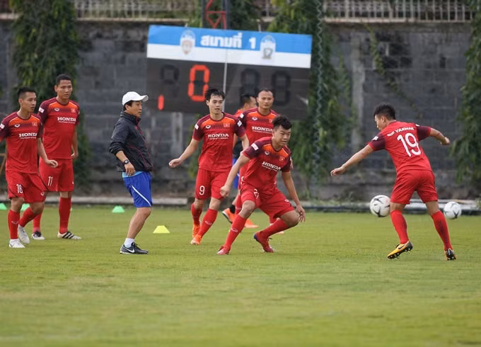 Quang Hải và các đồng đội tập luyện trong sự chăm sóc đặc biệt của giới truyền thông. Ảnh: Hữu Phương