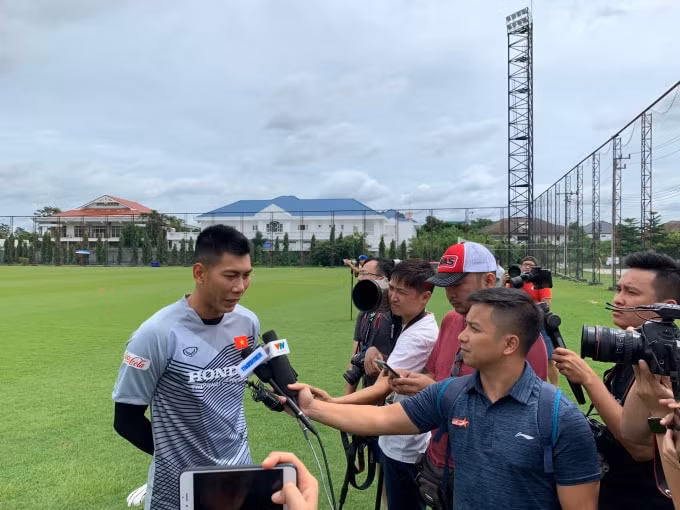 Thủ thành Tuấn Mạnh trả lời giới truyền thông trong buổi tập sáng 2/9. Ảnh: Hữu Phương