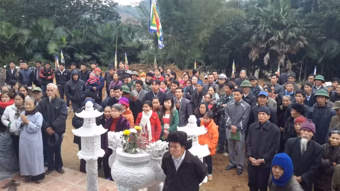 Hàng trăm người dân trong tỉnh và ngoài tỉnh đổ về đây thắp hương, vãn cảnh, tìm hiểu về Đền vào các dịp lễ hội của Đền và của cả nước.