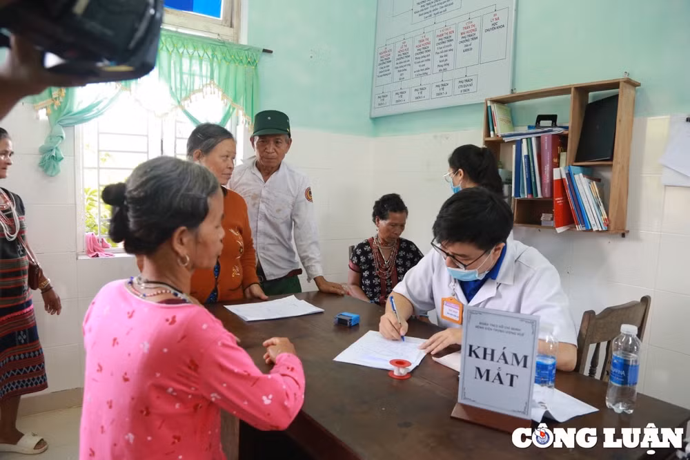 kham va tang tu thuoc mien phi cho nguoi ngheo tai huyen mien nui tinh thua thien hue hinh 2