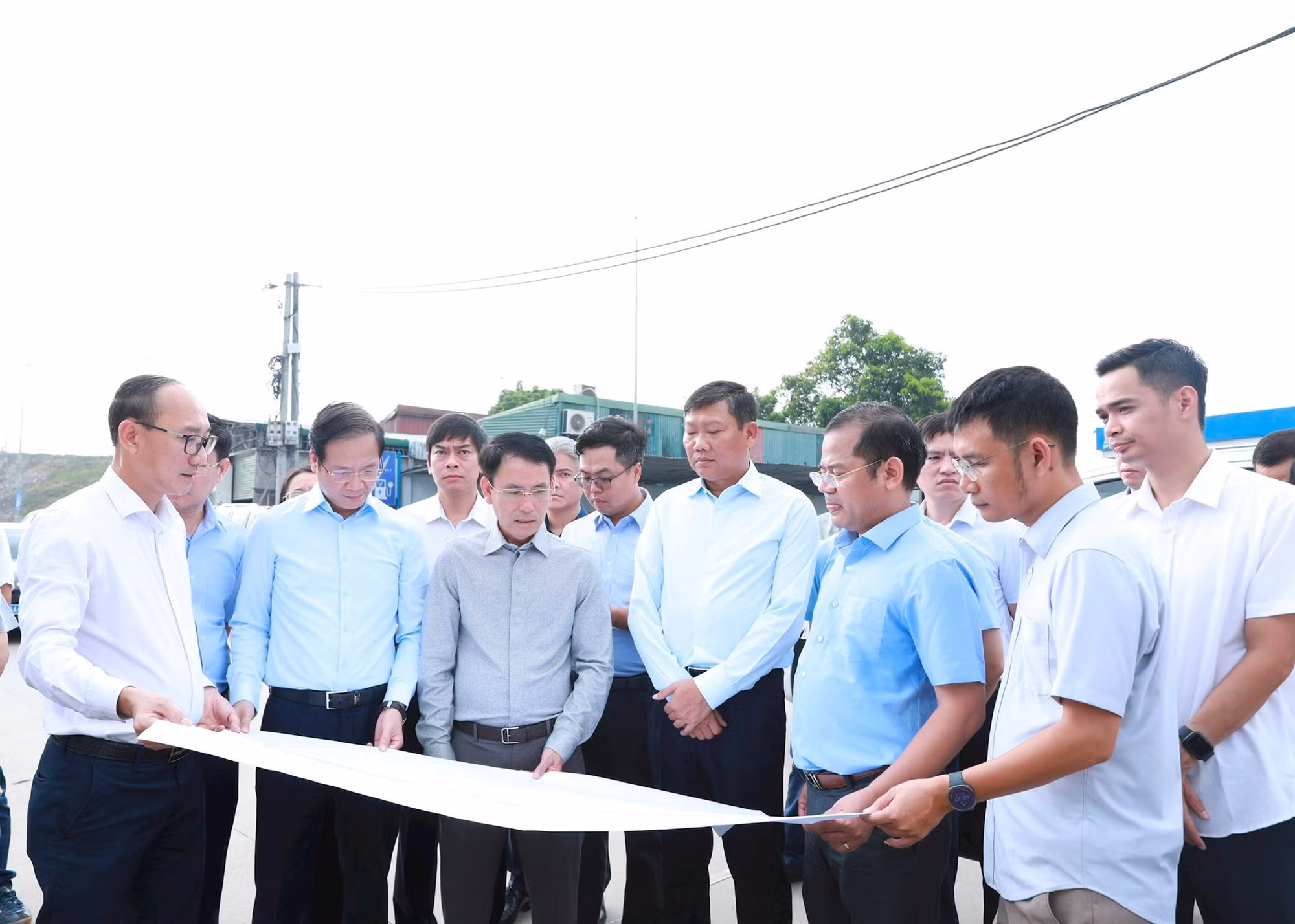 Phó Bí thư Thường trực Thành ủy Hà Nội Nguyễn Trọng Đông kiểm tra thực địa điểm kết thúc nút giao Vành đai 3 - Lĩnh Nam. Ảnh: Phạm Hùng