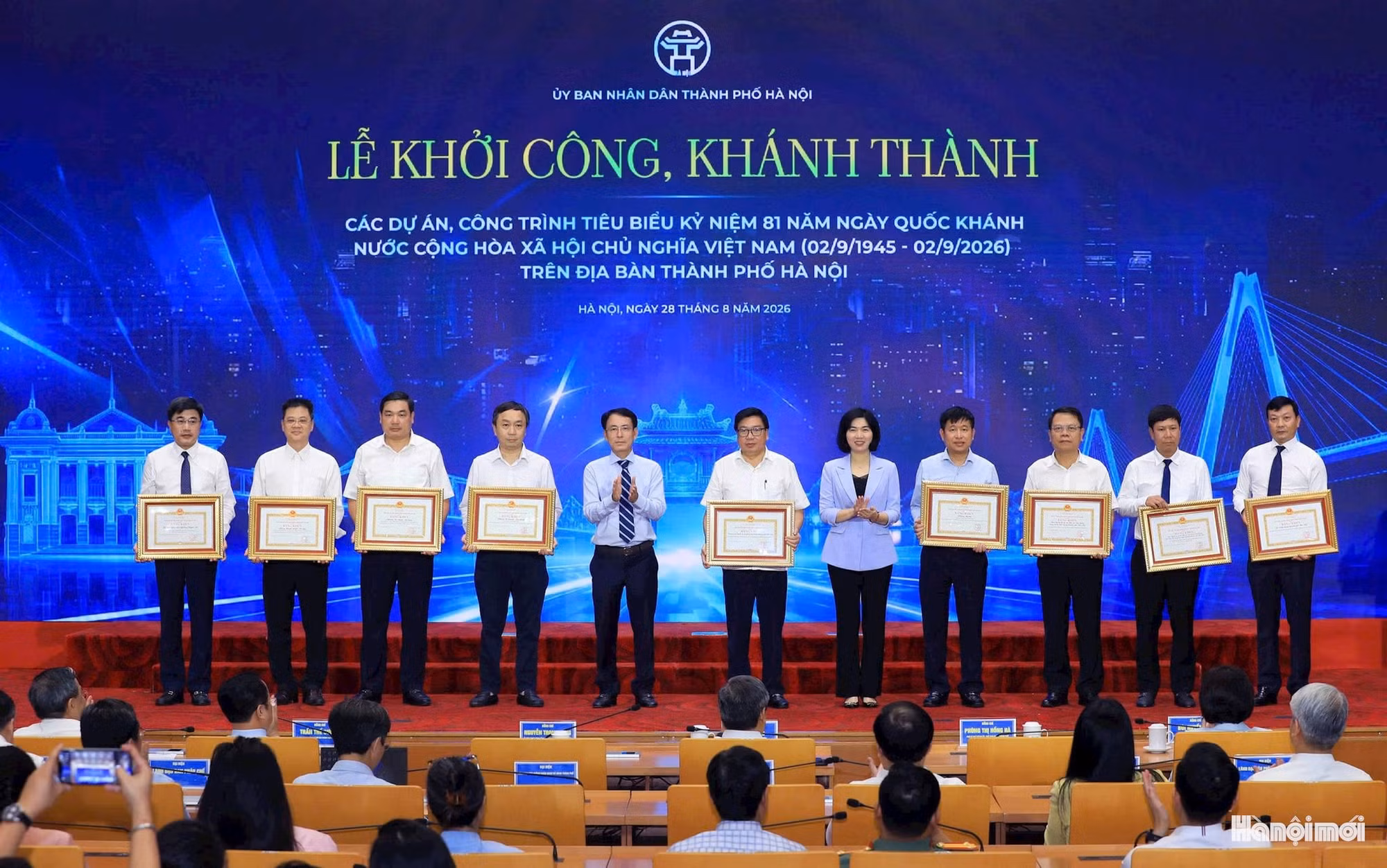 Các đồng chí lãnh đạo thành phố Hà Nội trao Bằng khen cho các tập thể có thành tích xuất sắc. Ảnh: Viết Thành