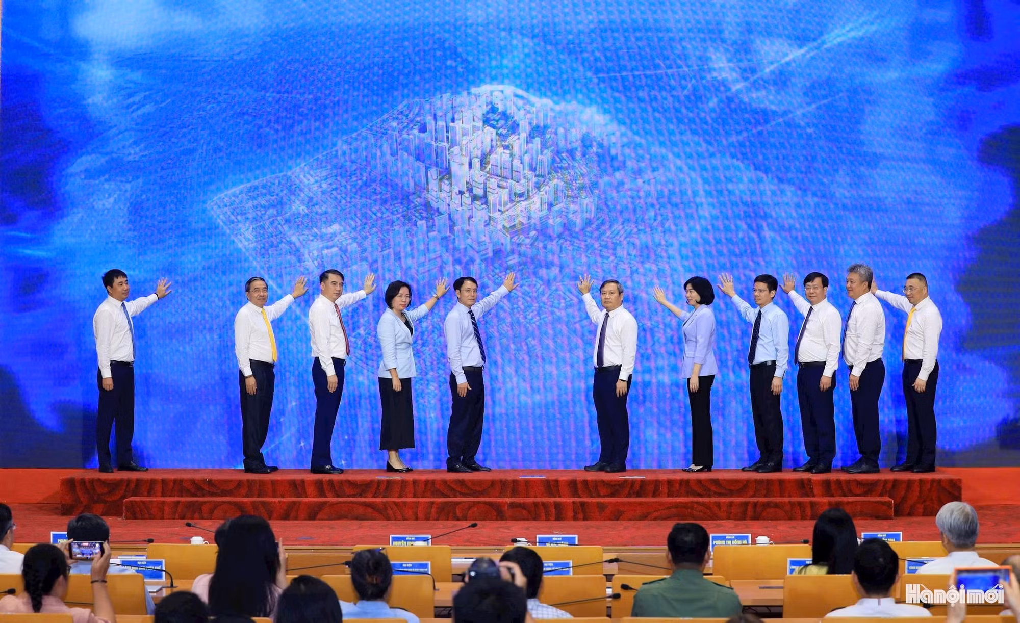 Các đồng chí lãnh đạo thành phố Hà Nội thực hiện nghi thức ấn nút khởi công, khánh thành các dự án. Ảnh: Viết Thành
