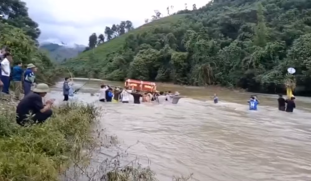lu dang nguoi dan khieng quan tai nan nhan duoi nuoc qua suoi an tang hinh 1
