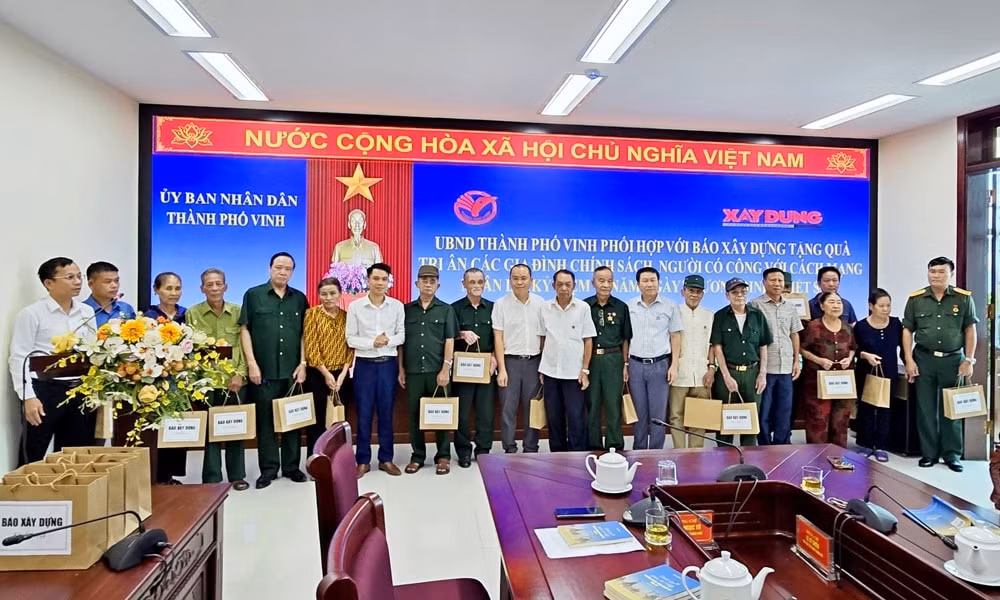 bao xay dung trao tang qua cho nguoi co cong voi cach mang tai thanh pho vinh hinh 1