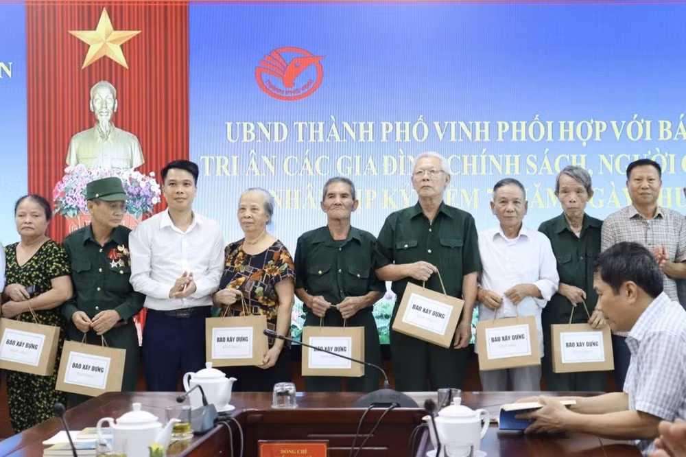 bao xay dung trao tang qua cho nguoi co cong voi cach mang tai thanh pho vinh hinh 3