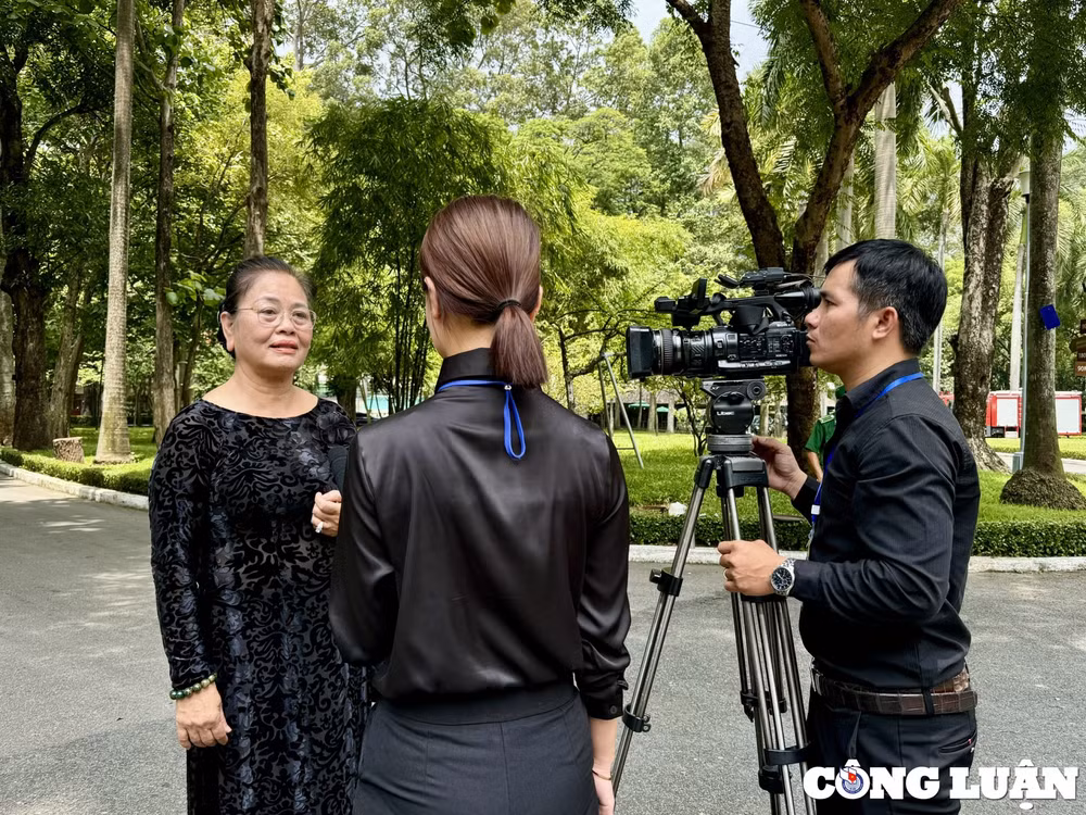 phong vien xuc dong tac nghiep tai le vieng tong bi thu nguyen phu trong hinh 4