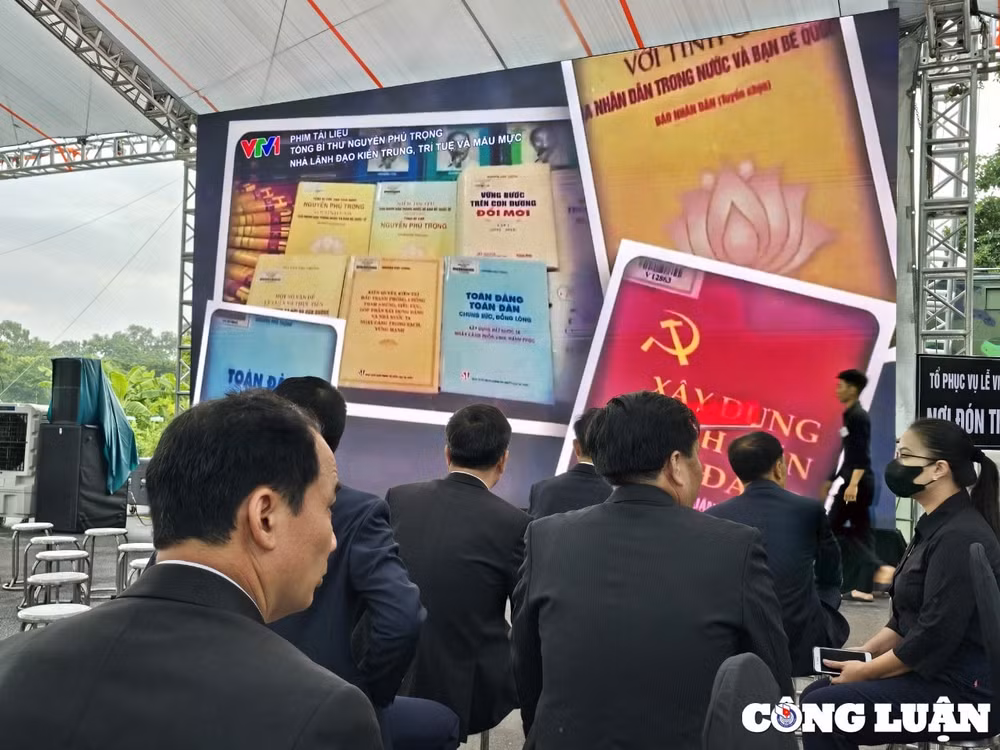 dong nguoi xep hang cho duoc vao vieng tong bi thu nguyen phu trong tai que nha hinh 4