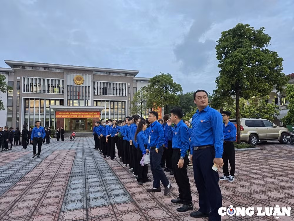 dong nguoi xep hang cho duoc vao vieng tong bi thu nguyen phu trong tai que nha hinh 3