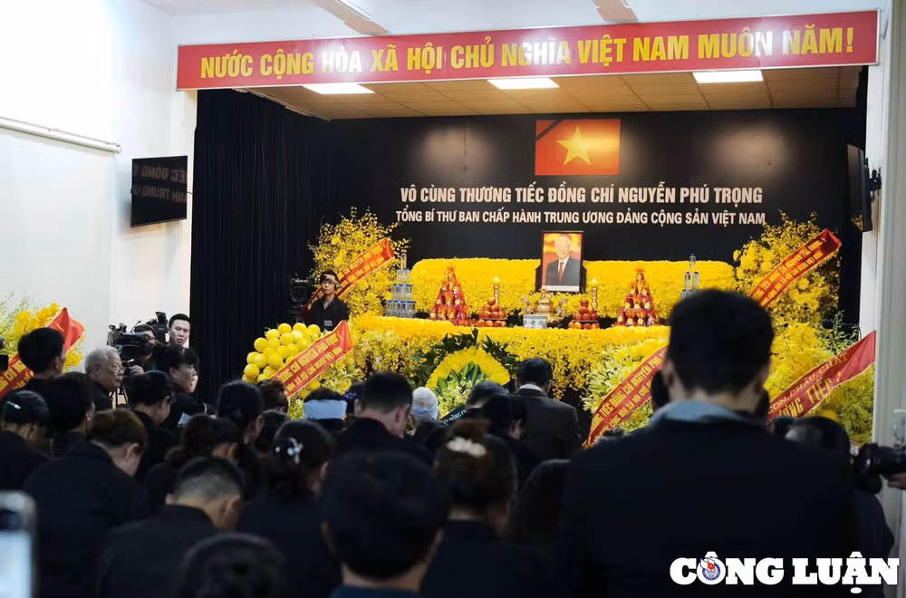 dong nguoi xep hang cho duoc vao vieng tong bi thu nguyen phu trong tai que nha hinh 13