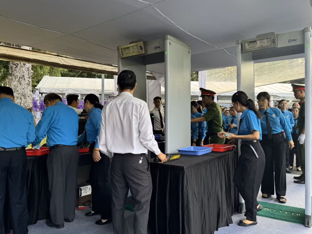 doan lanh dao tp hcm va co quan ngoai giao vieng tong bi thu nguyen phu trong tai hoi truong thong nhat hinh 9