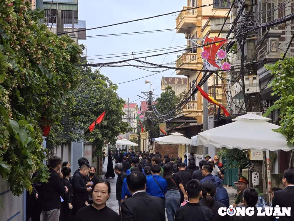 dong nguoi xep hang cho duoc vao vieng tong bi thu nguyen phu trong tai que nha hinh 5