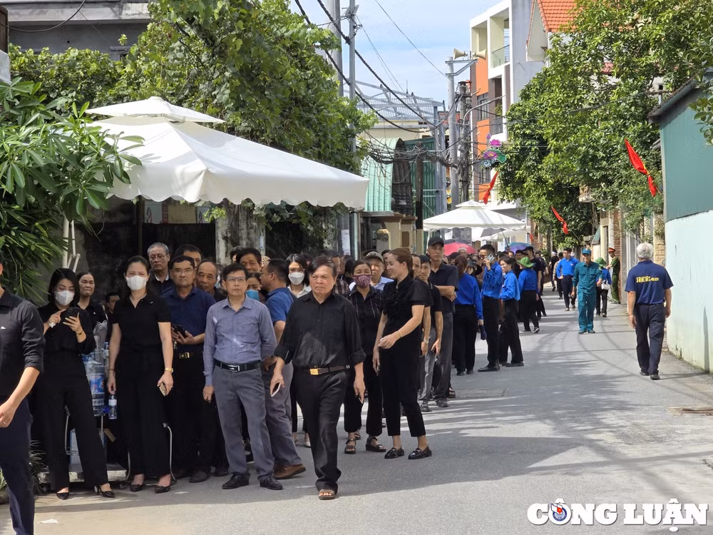 nguoi dan doi nang mua xep hang dai cho den gio vieng tong bi thu nguyen phu trong hinh 12