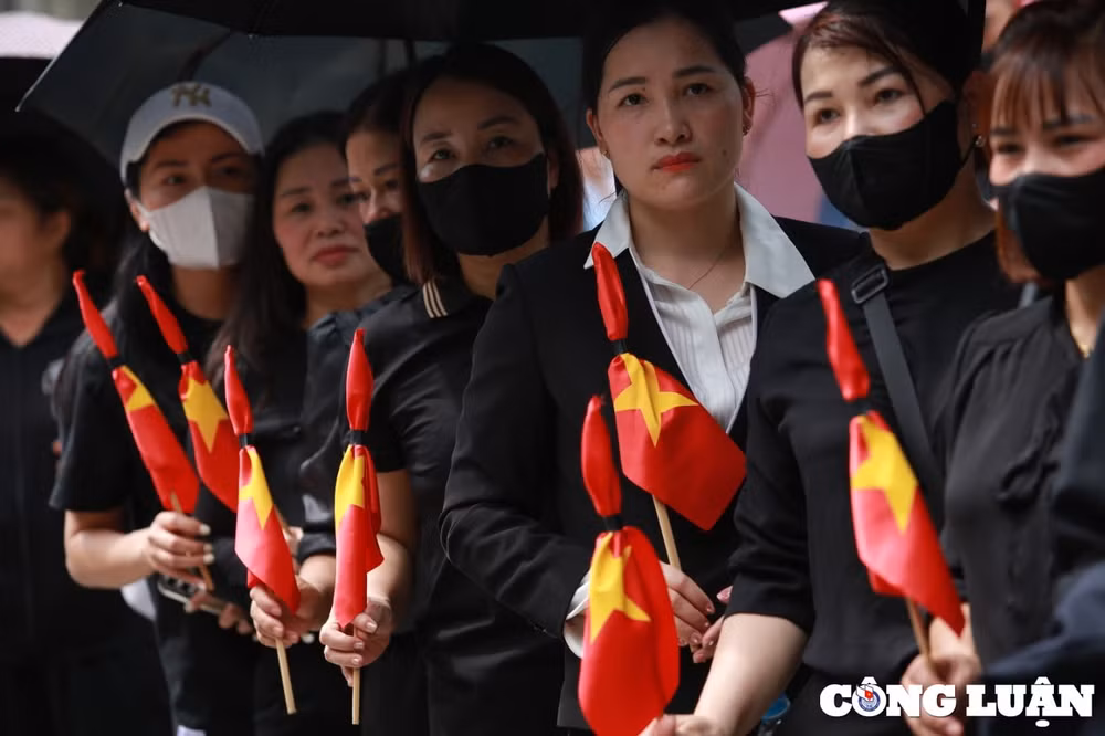 nguoi dan doi nang mua xep hang dai cho den gio vieng tong bi thu nguyen phu trong hinh 6