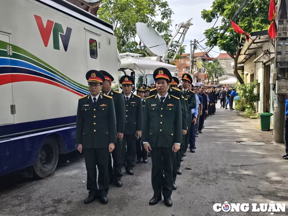 nguoi dan doi nang mua xep hang dai cho den gio vieng tong bi thu nguyen phu trong hinh 10