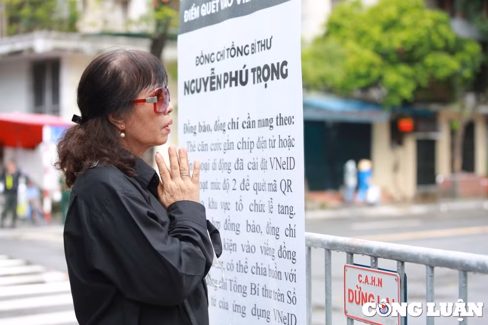 nguoi dan doi nang mua xep hang dai cho den gio vieng tong bi thu nguyen phu trong hinh 8