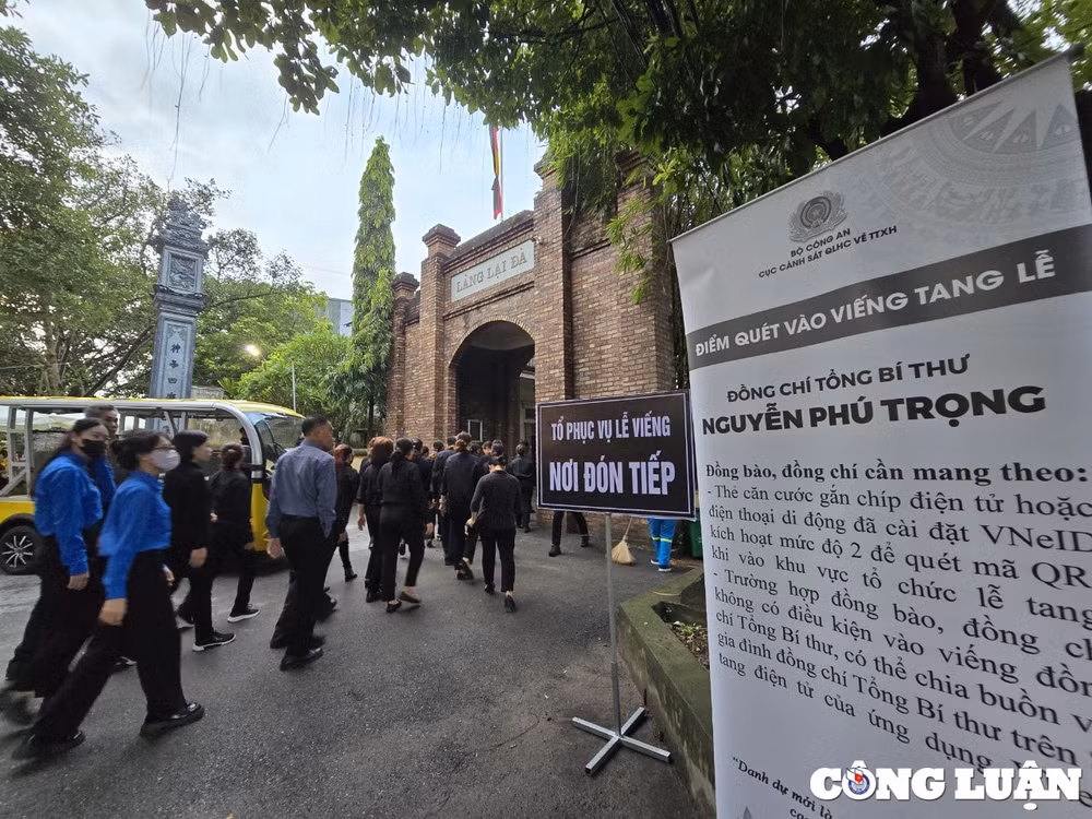 dong nguoi xep hang cho duoc vao vieng tong bi thu nguyen phu trong tai que nha hinh 1