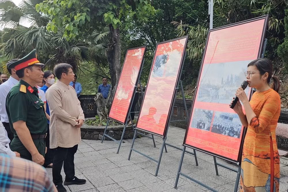 khai mac trien lam chuyen de 77 nam tron ven nghia tinh hinh 2