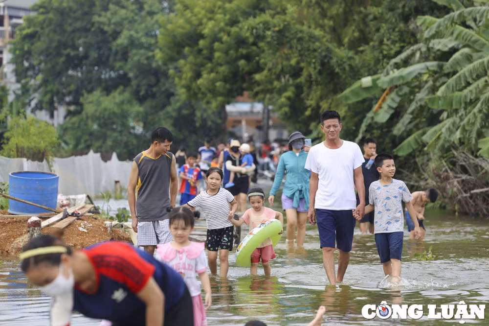 nuoc ngap bua vay ngoi lang hon 100 ho dan tre nho ra duong tap boi hinh 6