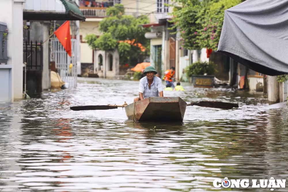 nuoc ngap bua vay ngoi lang hon 100 ho dan tre nho ra duong tap boi hinh 2