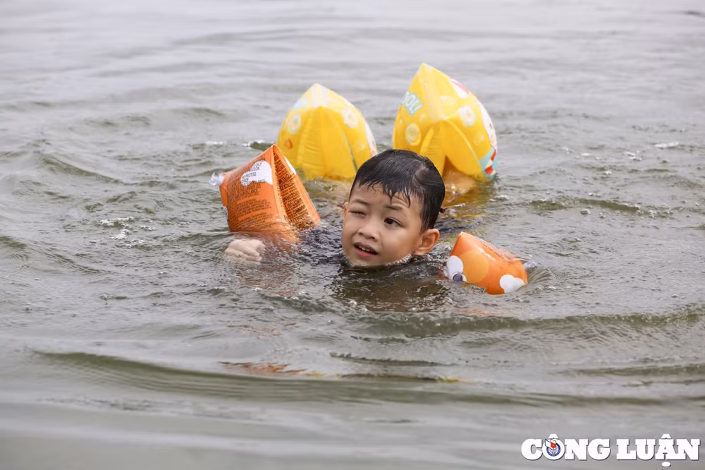 nuoc ngap bua vay ngoi lang hon 100 ho dan tre nho ra duong tap boi hinh 10