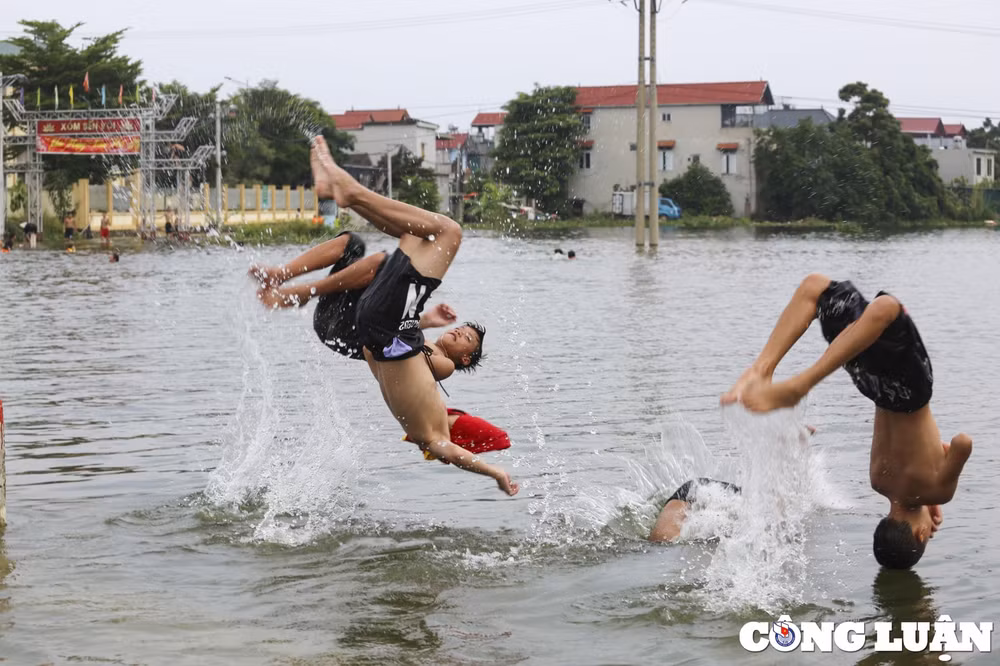 nuoc ngap bua vay ngoi lang hon 100 ho dan tre nho ra duong tap boi hinh 9
