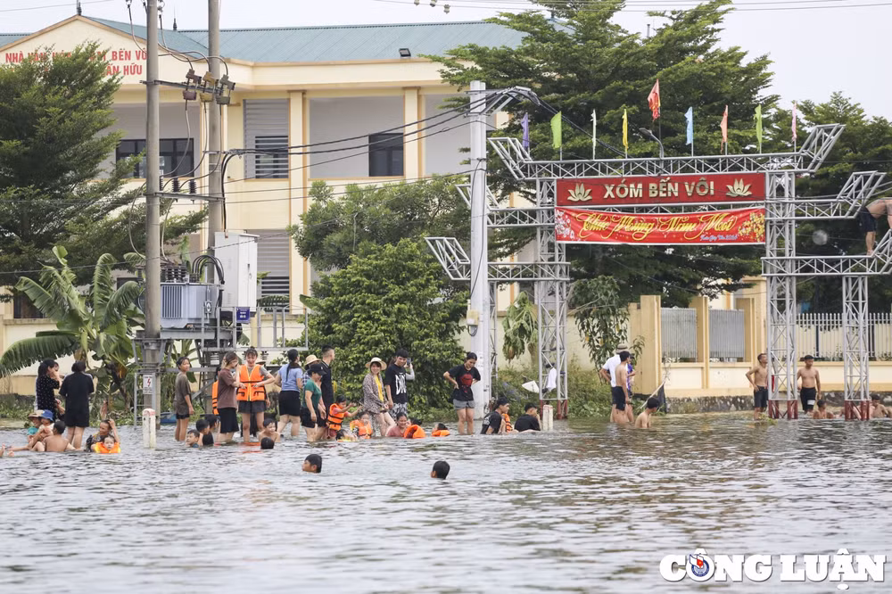 nuoc ngap bua vay ngoi lang hon 100 ho dan tre nho ra duong tap boi hinh 5