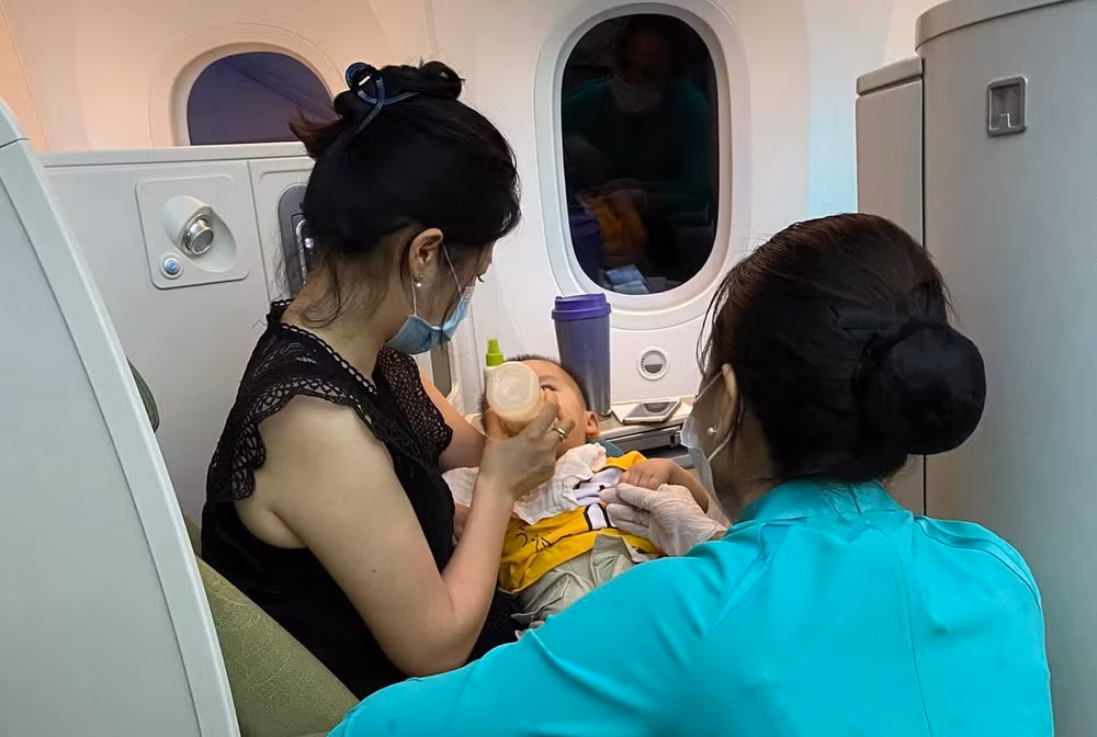nhieu hanh khach di may bay gap van de suc khoe trong mua cao diem he hinh 2