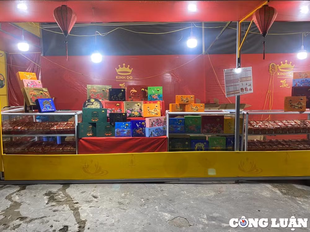banh trung thu ruc rich xuong pho tieu thuong ngong khach mua hinh 2