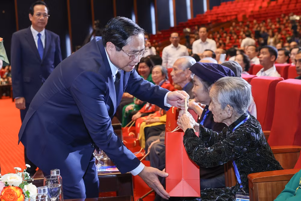 thu tuong pham minh chinh tang cuong thu hut nguon luc xa hoi thuc hien tot cac phong trao den on dap nghia hinh 4