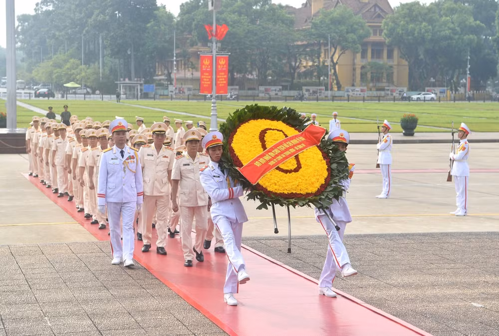lanh dao dang nha nuoc vieng chu tich ho chi minh va dang huong tuong niem cac anh hung liet si hinh 4