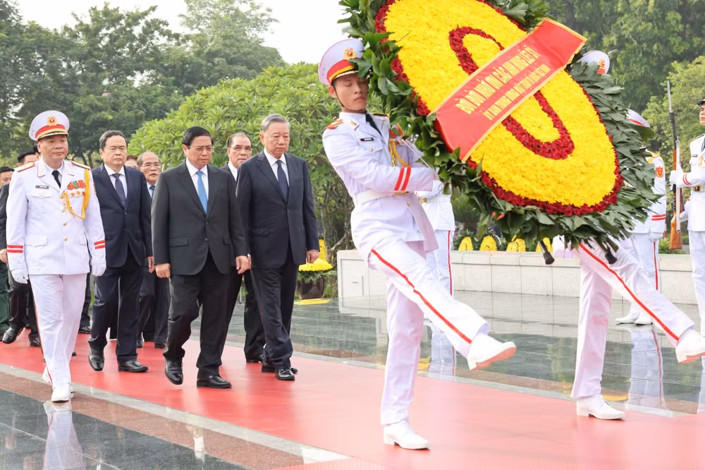 lanh dao dang nha nuoc vieng chu tich ho chi minh va dang huong tuong niem cac anh hung liet si hinh 7