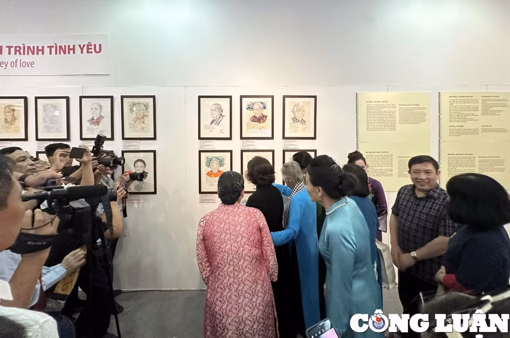 nu hoa si da tai dang ai viet voi tam hoa tri an cac me viet nam anh hung hinh 1
