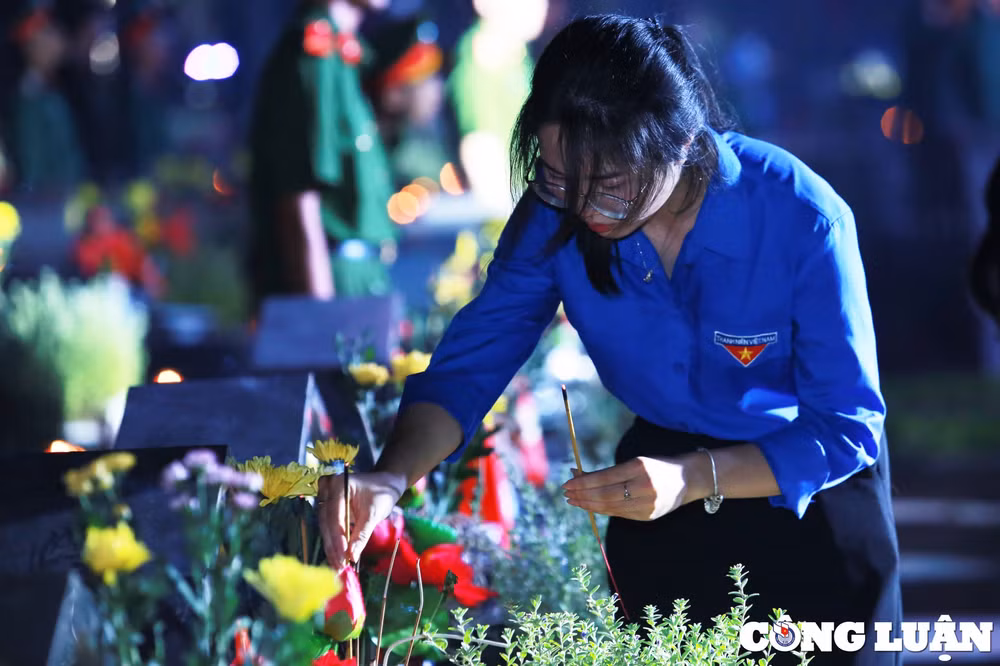 trao dang cam xuc tai buoi le thap nen tri an va trao phuc dung anh cac anh hung liet si hinh 14