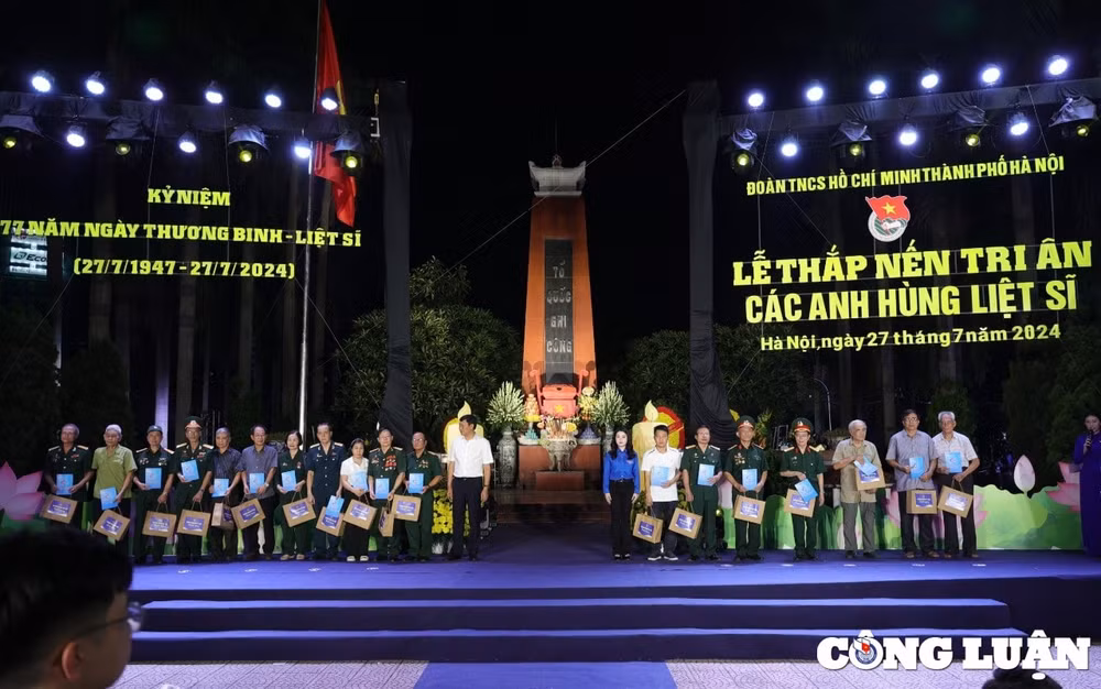 trao dang cam xuc tai buoi le thap nen tri an va trao phuc dung anh cac anh hung liet si hinh 10