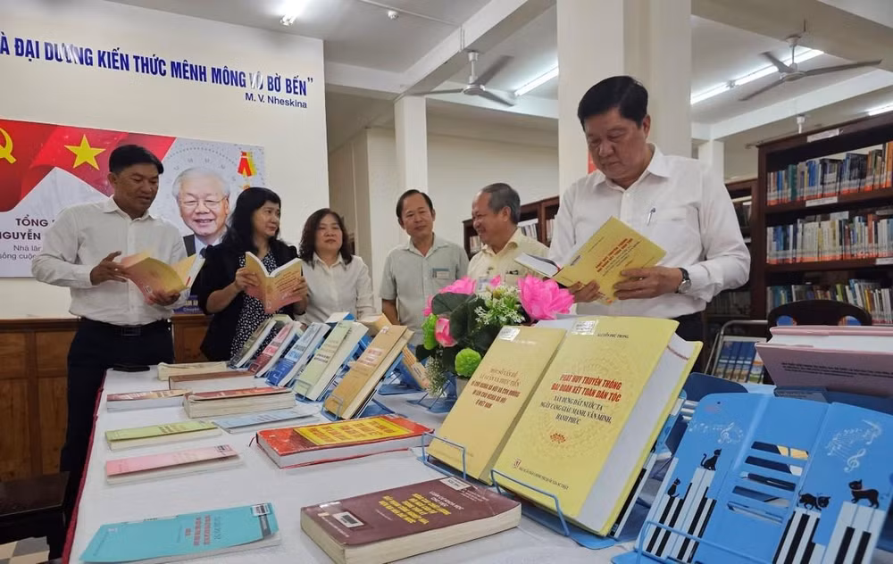trung bay sach ve tong bi thu nguyen phu trong hinh 1