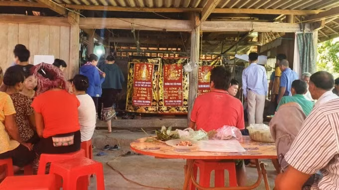 Đám tang của Hương, nạn nhân trong vụ tai nạn thương tâm tại Nghệ An. Ảnh: TL.