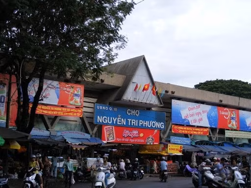 Chợ Nguyễn Tri Phương, quận 10 sẽ trở thành phố đi bộ vào đêm. Ảnh: TL.