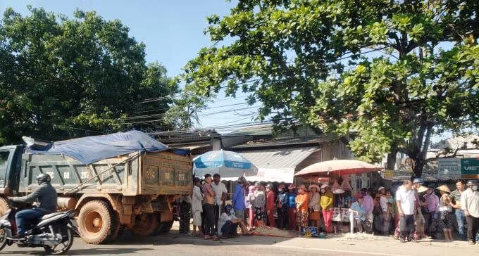 Xe chở đất có dấu hiệu quá khổ, quá tải tông chết 2 người ở ngã La Sơn, huyện Phú Lộc (ảnh: Cái Văn Long).