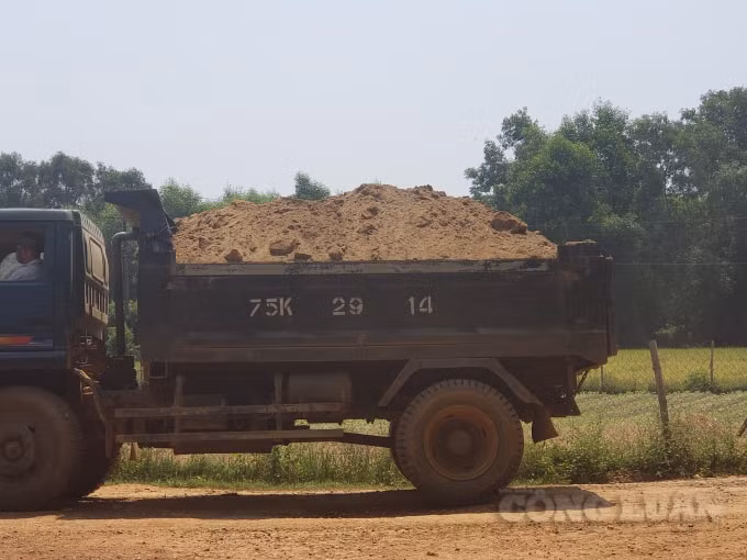 Xe chở đất (lớp tầng phủ) từ mỏ đá của Công ty CP Đầu tư Vạn Xuân – Huế, quá khổ, quá tải và không che đậy, ngang nhiên chạy qua khu dân cư để ra quốc lộ 1A. (ảnh: Cái Văn Long).