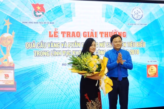 Ông Nguyễn Anh Tuấn thay mặt Ban Bí thư T.Ư Đoàn tặng hoa cho đại diện nhà tài trợ Tân Hiệp Phát.