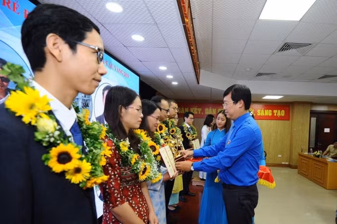 Ông Lê Quốc Phong, Ủy viên dự khuyết T.Ư Đảng, Bí thư thứ nhất T.Ư Đoàn tặng cúp cho 10 tài năng trẻ đạt giải thưởng Quả Cầu Vàng 2019.