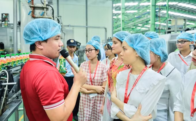 Đoàn tham quan nhà máy sản xuất nước giải khát Number 1 tại Hà Nam.