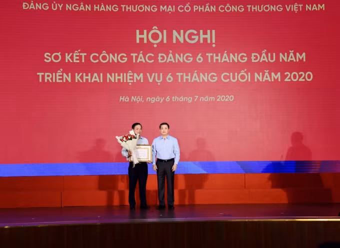 Lễ trao tặng Huy hiệu 30 tuổi Đảng cho đ/c Phạm Ngọc Long